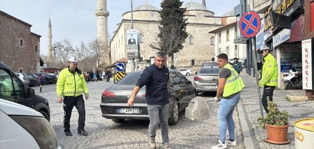 TRAFİK AKIŞINI ENGELLEYEN YOL KENARLARINDAKİ MALZEMELER TOPLANDI