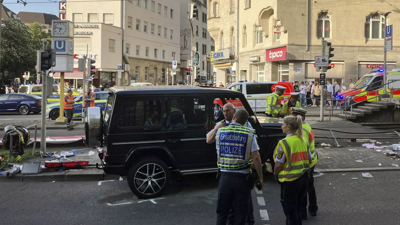 Almanya'nın Stuttgart kentinde araç kalabalığın arasına daldı: 1 ölü, 7 yaralı