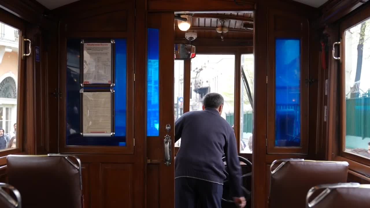 İETT’den Volkan Konak’a vefa: Nostaljik tramvayda unutulmaz şarkılarıyla anılıyor