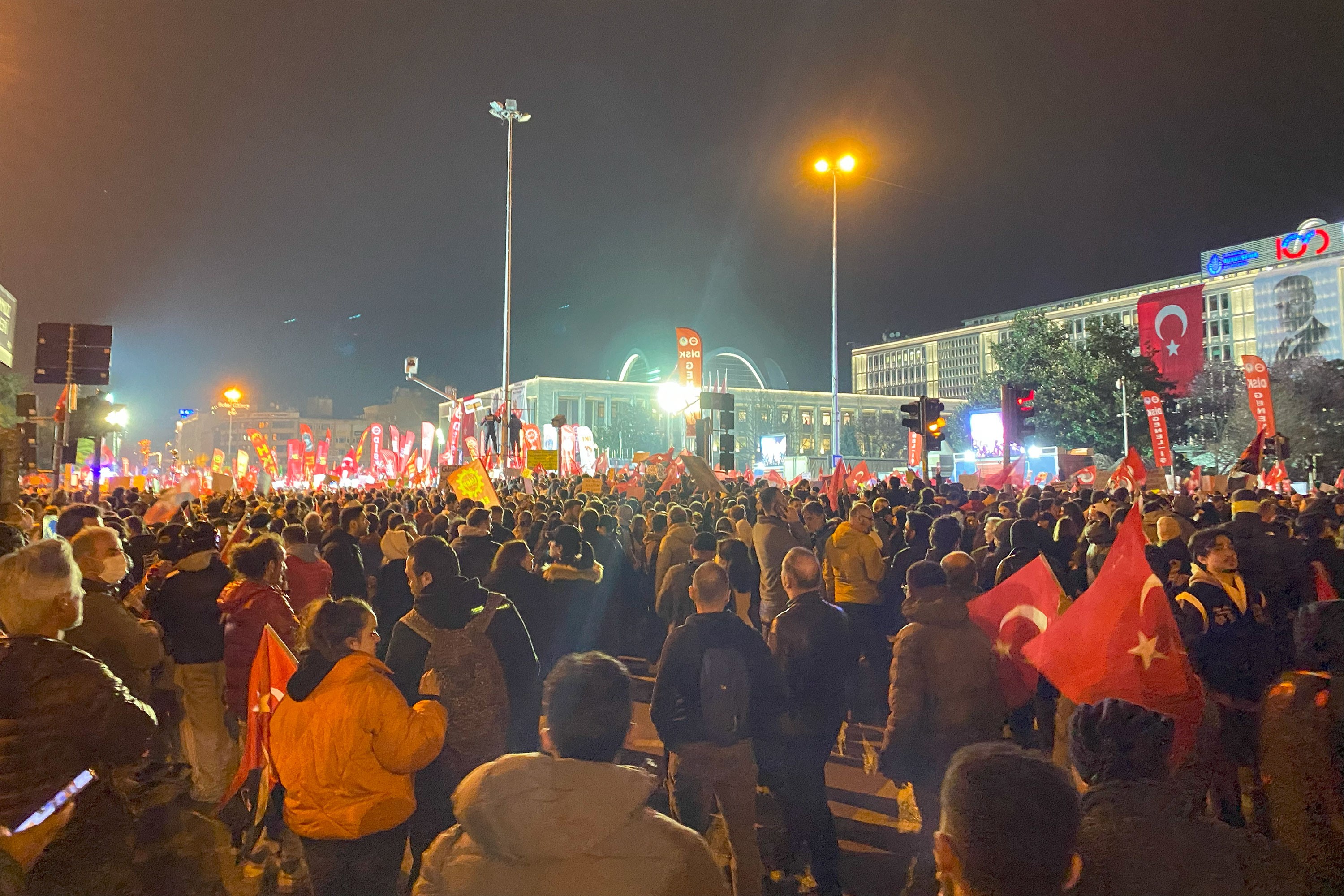 İstanbul, Bursa ve Adana'da ev baskınları: Gözaltılar var
