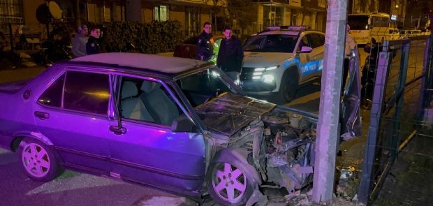 ALKOLLÜ SÜRÜCÜ HURDAYA DÖNEN ARAÇTAN YARA ALMADAN ÇIKTI