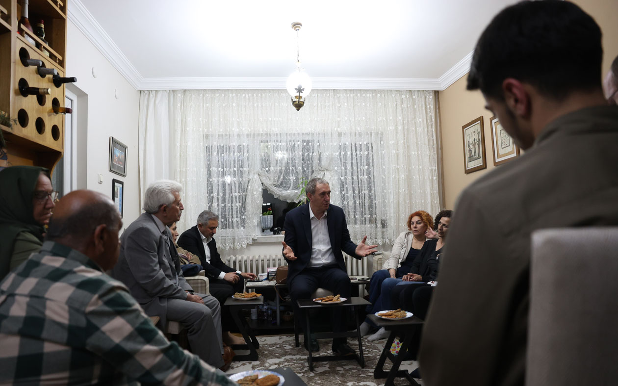 DEM Parti Eş Genel Başkanı Bakırhan, Öcalan’ın çağrısını anlatmak için Ankara’daki çeşitli yerlerde ev ziyaretlerinde bulundu