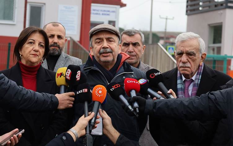 DEM Parti heyetinin Öcalan’la görüşmesi bitti, heyet yola çıktı