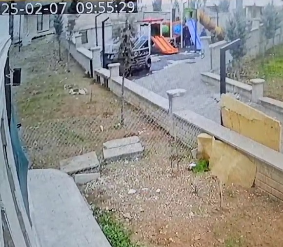 Gençler çocuk parklarına ağır hasar veriyor