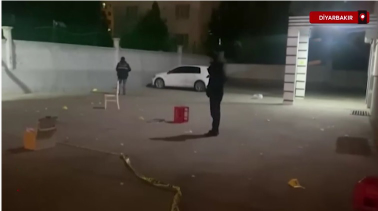 Diyarbakır'da düğün salonu önünde silahlı ve bıçaklı kavga