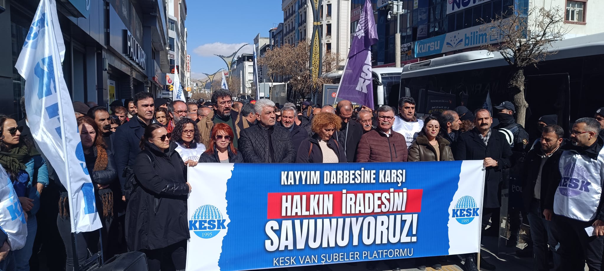 VAN BÜYÜKŞEHİR BELEDİYESİNE ATANAN KAYYIM SADECE VANLILARIN DEMOKRATİK İRADESİNİN GASPI DEĞİL;  TÜM HALKIN VATANDAŞLIK HAKKININ GASPIDIR