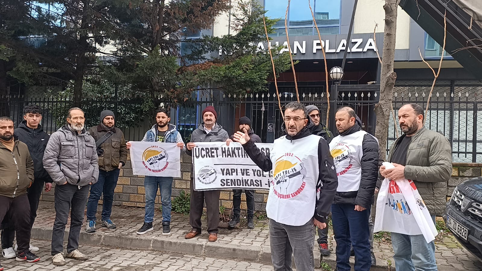PLAZZA  ÖNÜNDE HAK ARAYİŞİ DEVAM EDİYOR