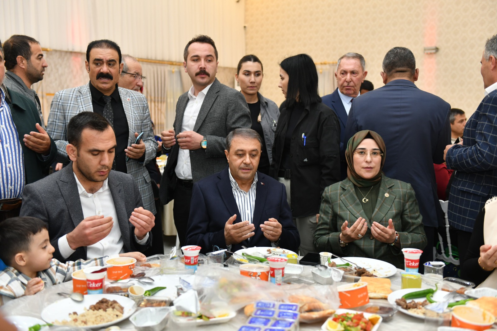 VİRANŞEHİR, VALİLİK TARAFINDAN DÜZENLENEN IFTAR PROGRAMINDA BİR ARAYA GELDİ