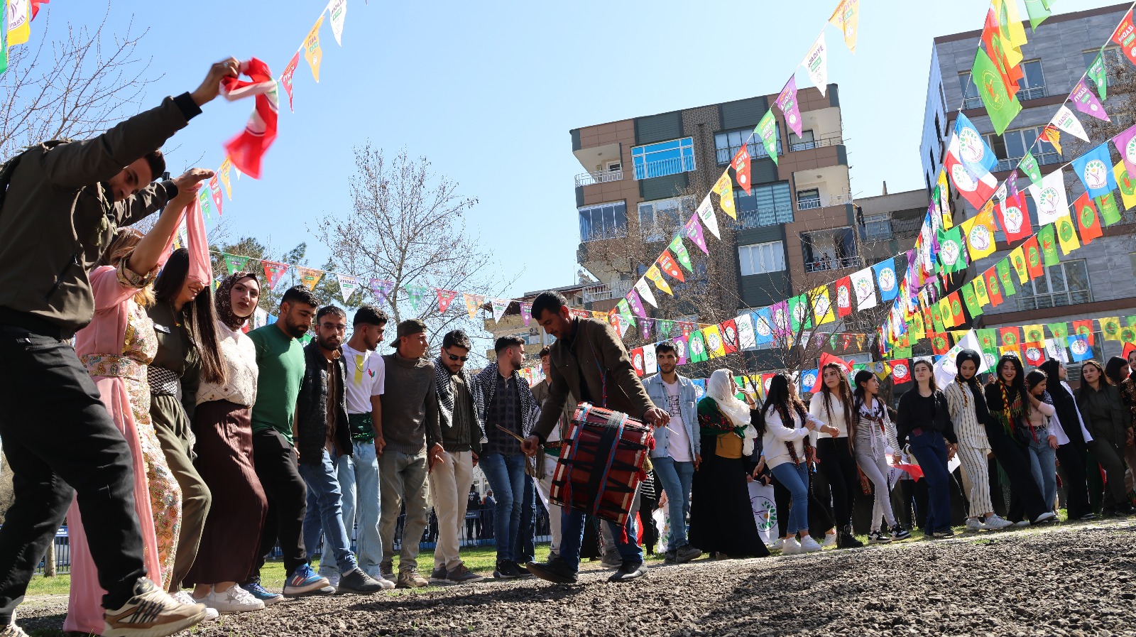 Birecik ve Ceylanpınar’da Newroz ateşi yakıldı 