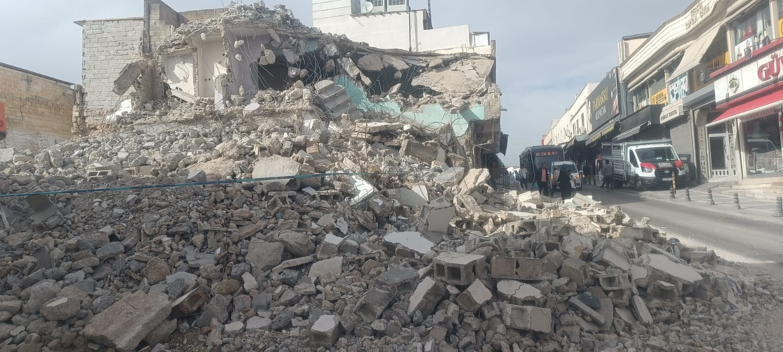 Demokrasi Caddesi'nde Tehlikeli Yıkım! Önlem Alınmadan Devam Ediyor