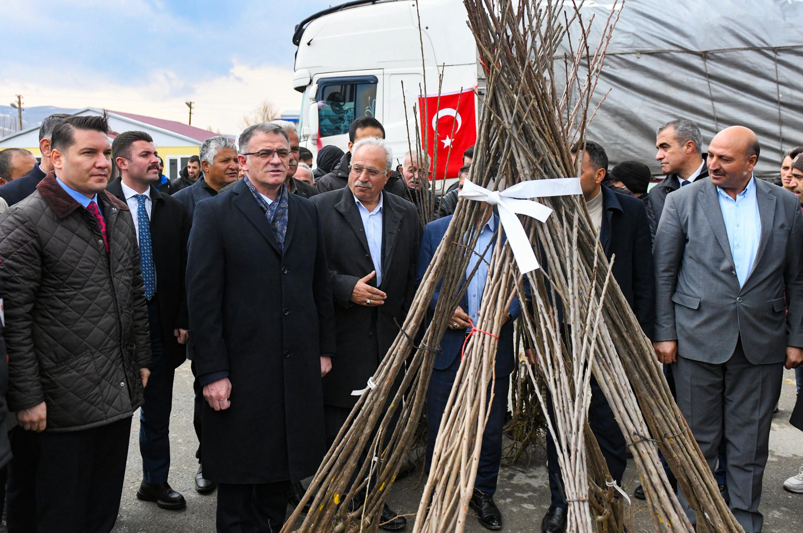 VAN BÜYÜKŞEHİR BELEDİYESİ'NDEN ÇİFTÇİLERE 640 BİN MEYVE FİDANI
