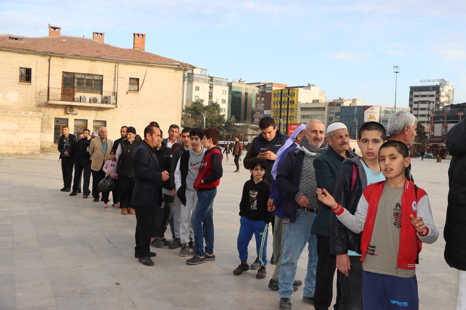  BÜYÜKŞEHİR BELEDİYESİ, HER GÜN BİNLERCE VATANDAŞI İFTAR SOFRALARINDA BULUŞTURUYOR