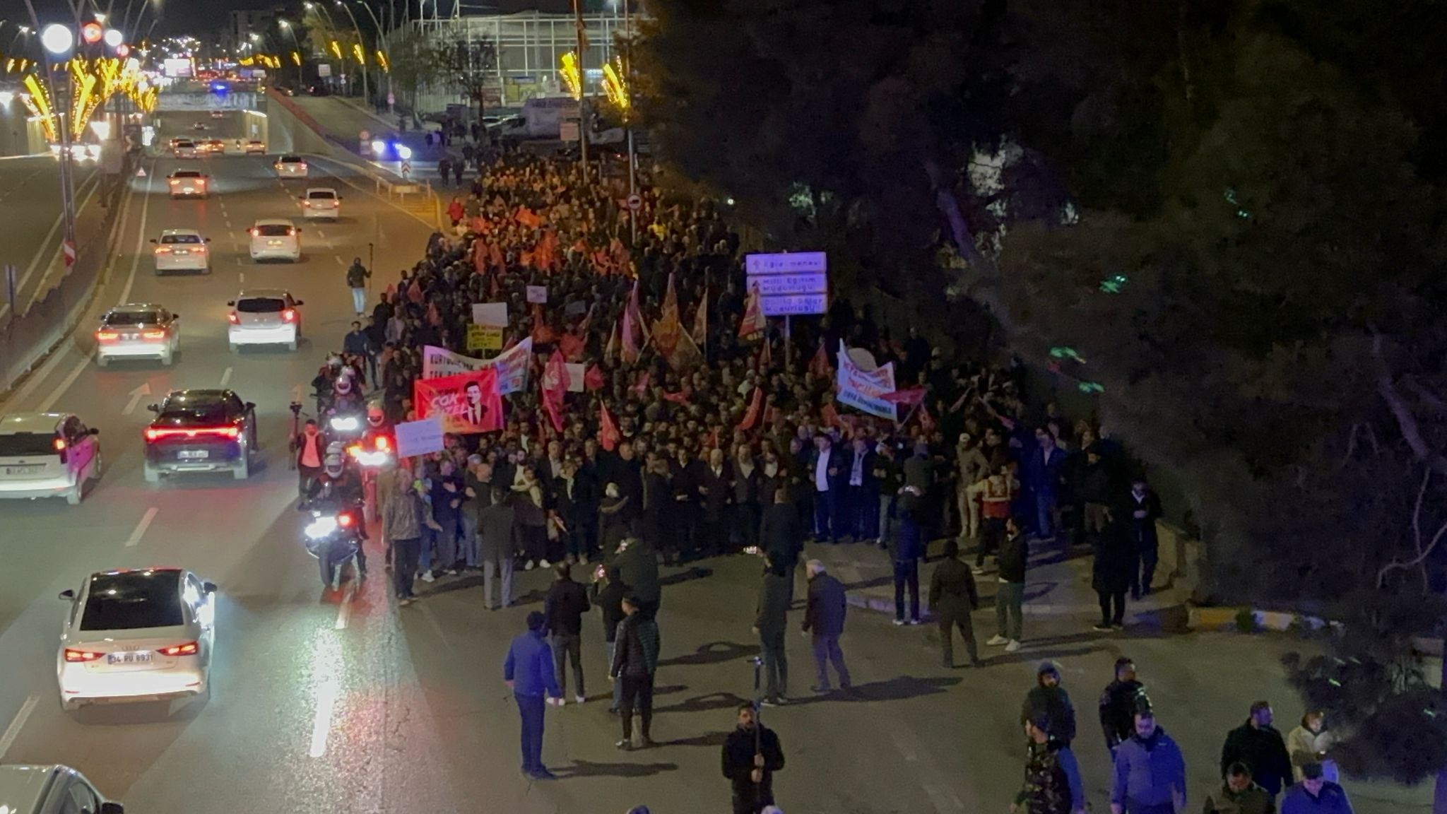CHP Şanlurfa il örgütü Ekrem İmamoğluna destek için Onlarca kişi eşliğinde yürüdü.