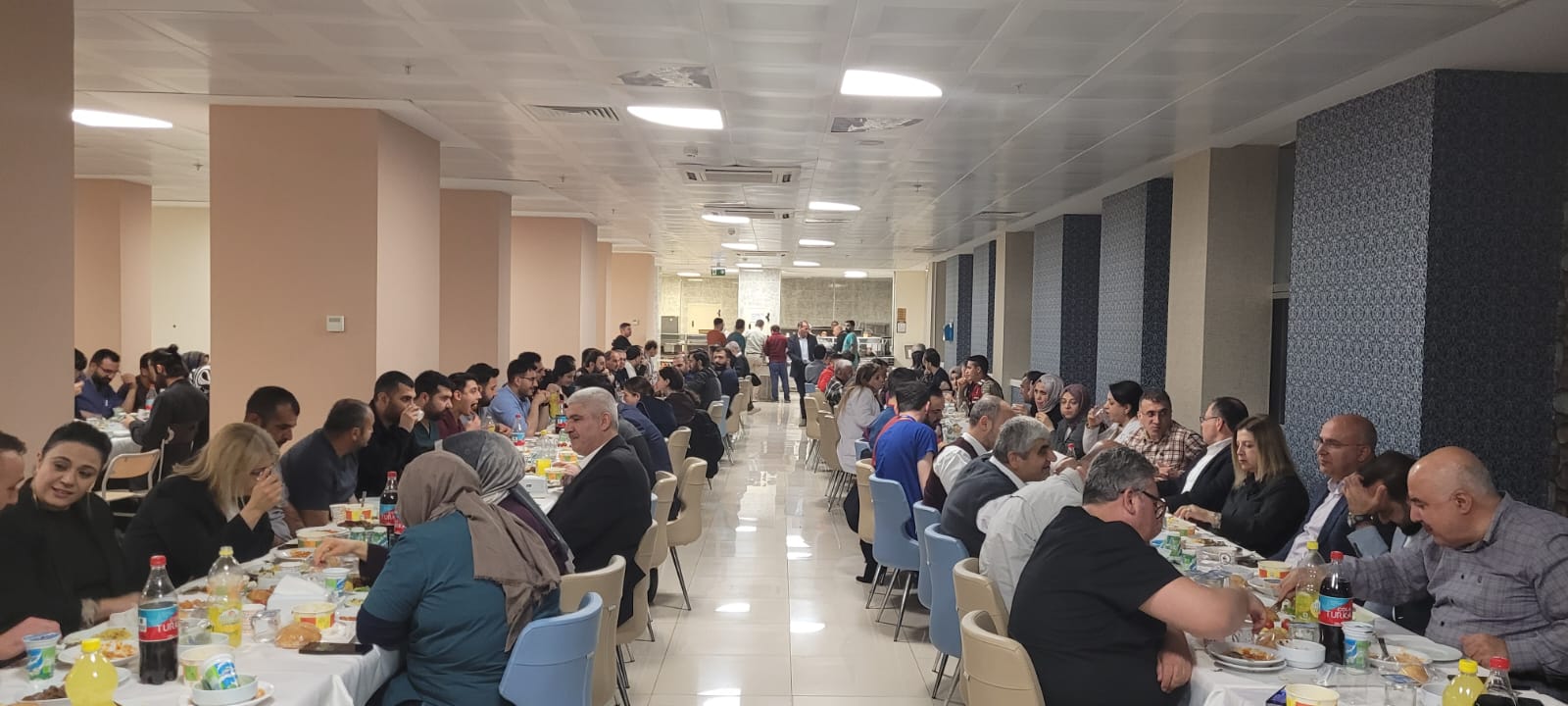 REKTÖR GÜLLÜOĞLU, HARRAN ÜNİVERSİTESİ HASTANESİ PERSONELİYLE İFTAR PROGRAMINDA BULUŞTU