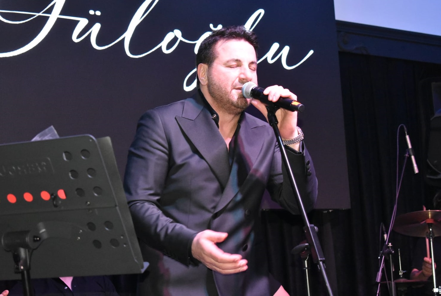 Karadeniz'in Riky Martin'i Davut Güloğlu Mor Çilek Taçmahalde Konser Verdi.