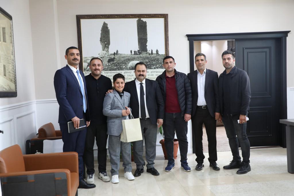 EŞ BAŞKAN İNAN, 23 NİSAN’DA KOLTUĞUNU MİNİK ÖĞRENCİYE DEVRETTİ