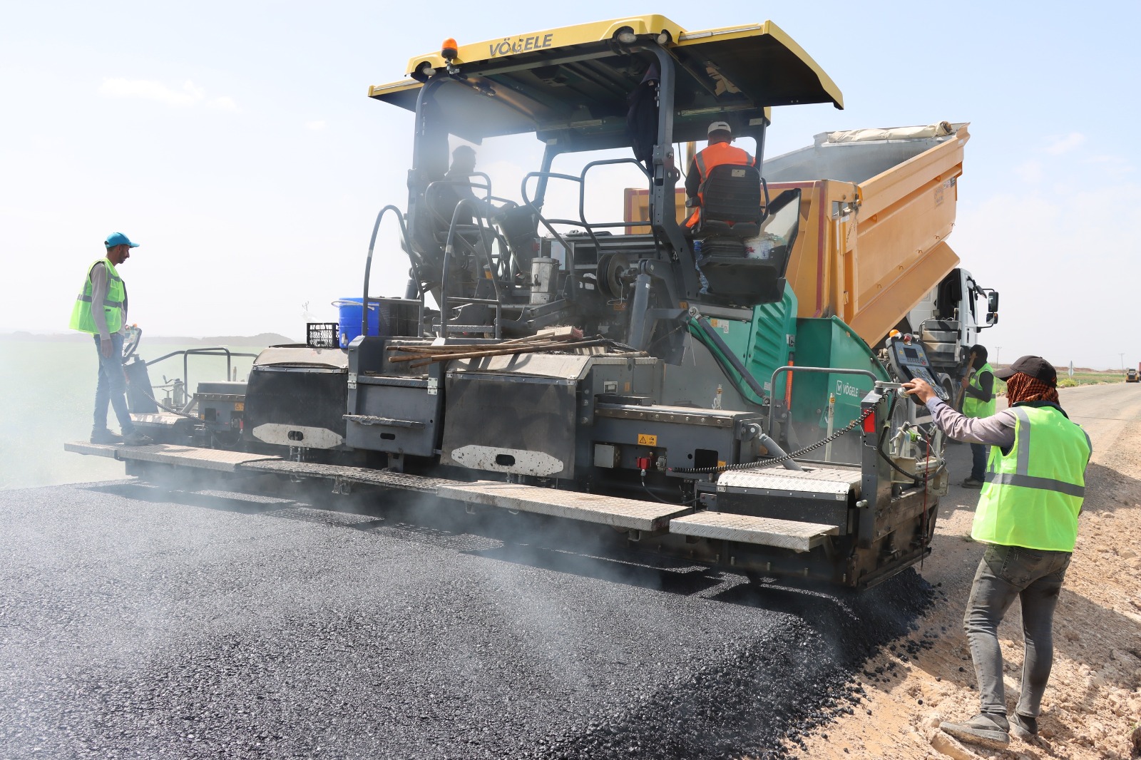  BÜYÜKŞEHİR BELEDİYESİ’NDEN KIRSALDA ASFALT SEFERBERLİĞİ 13 İLÇEDE YOL ATAĞI BAŞLADI, HEDEF REKOR HİZMET SURUÇ’TA SICAK ASFALT HEYECANI 