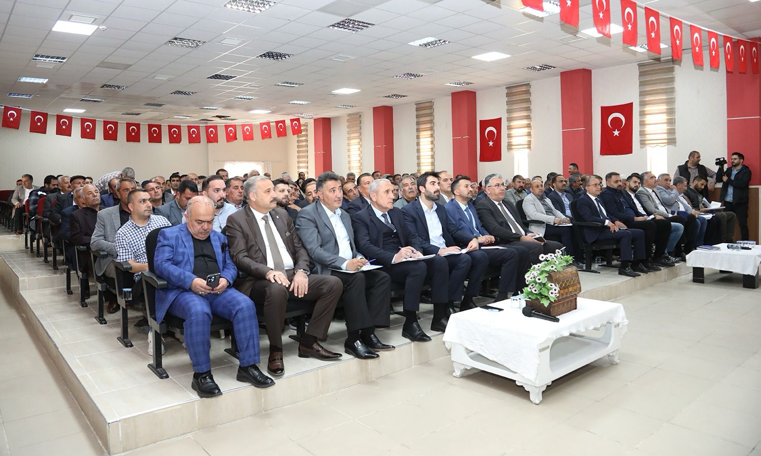 BÜYÜKŞEHİR BELEDİYESİ MUHTARLAR TOPLANTISINI GÜRPINAR VE GEVAŞ’TA SÜRDÜRDÜ