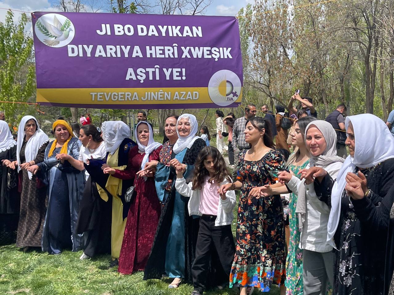 Tuşba Belediyesi Anneler Günü'nde Muradiye Şelalesi'nde Annelerle Bir Araya Geldi