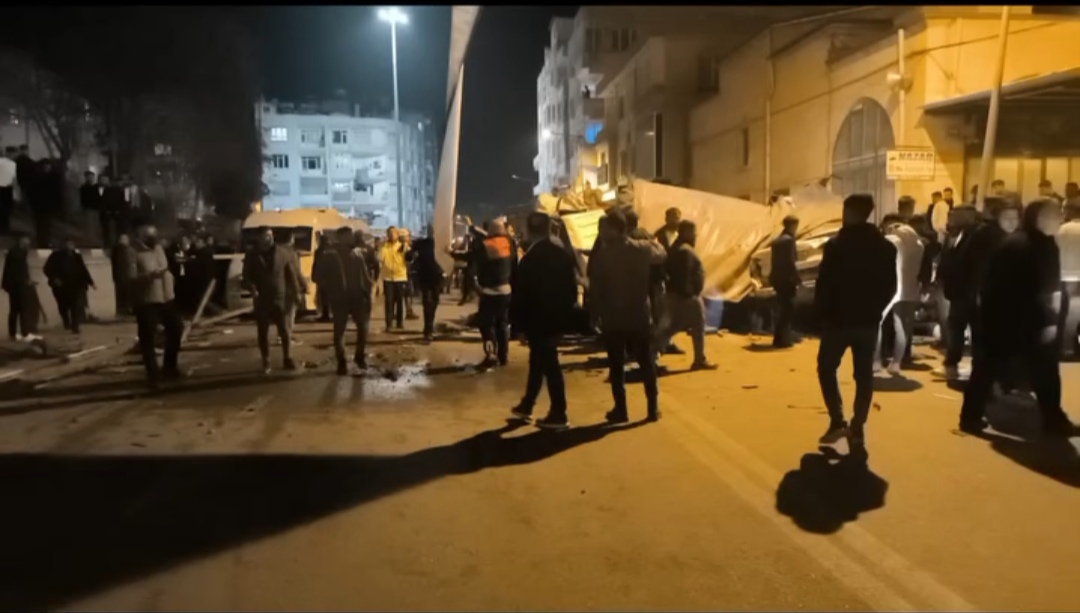 FRENİ BOŞALAN KAMYON KÖPRÜDEN ALT GEÇİDE DÜŞTÜ