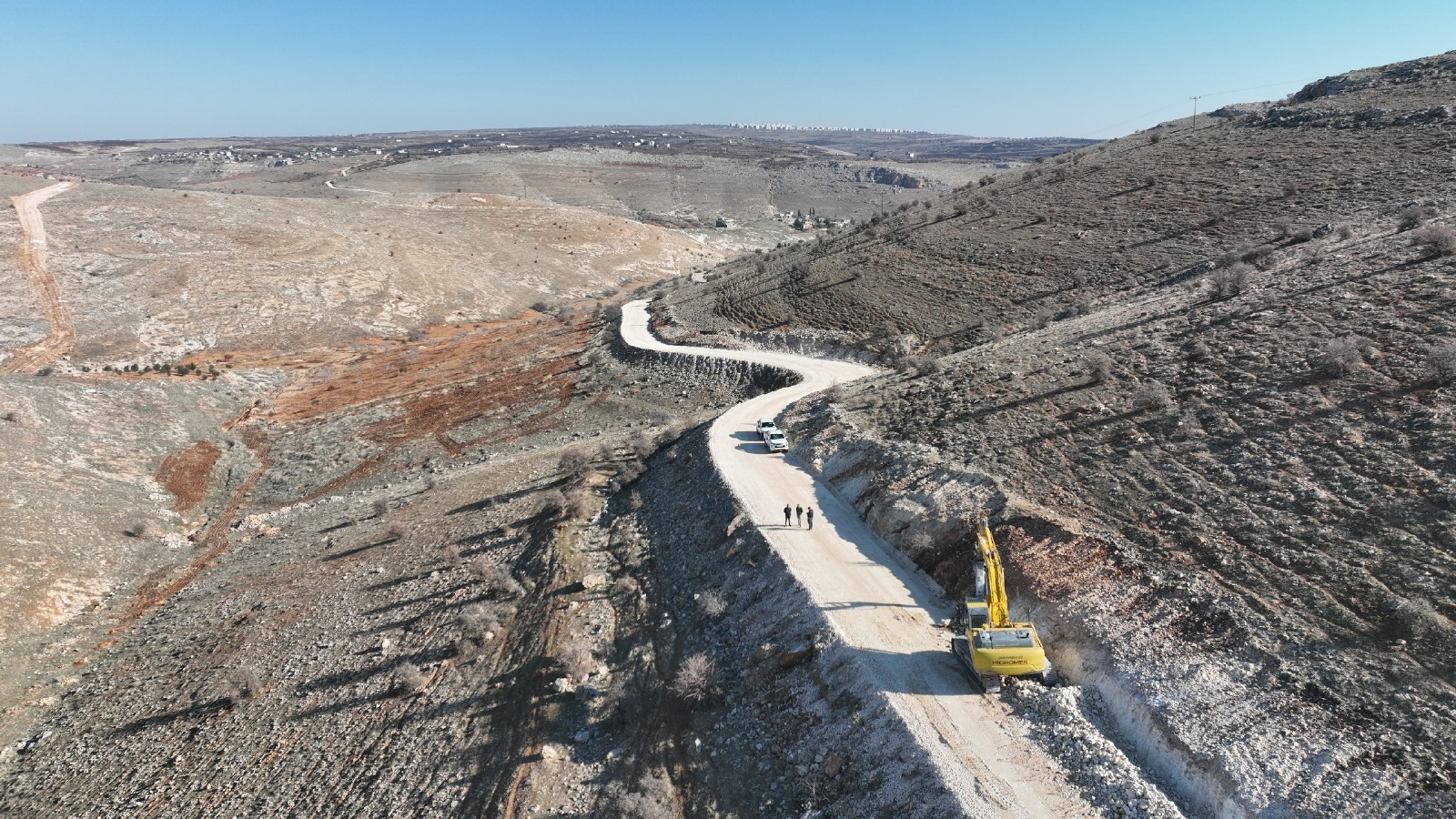 BÜYÜKŞEHİR BELEDİYESİ, KARAKÖPRÜ KIRSALINDA YOL ÇALIŞMALARINI SÜRDÜRÜYOR