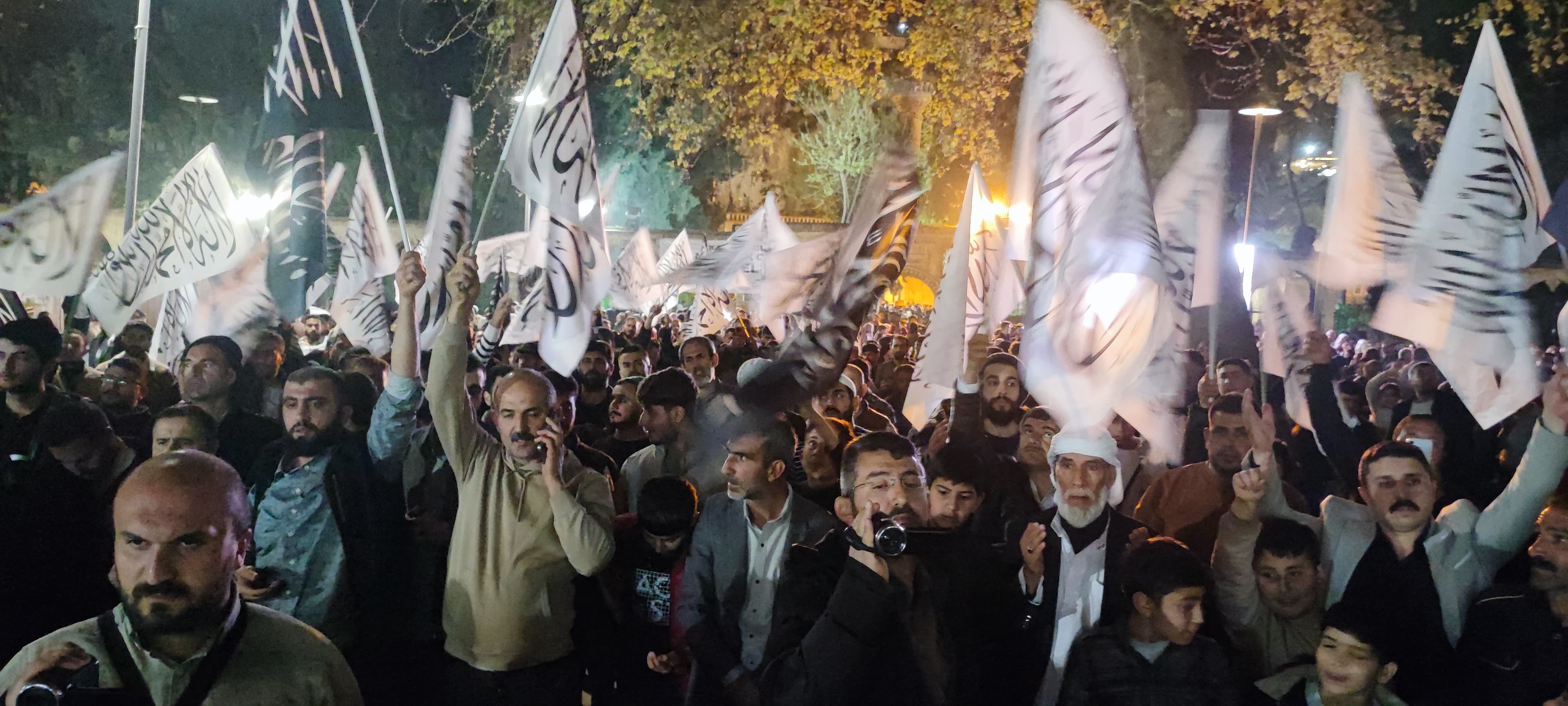 ŞANLIURFA  BALIKLI GÖLDE GAZZE İÇİN ELLER SEMAYA AÇILDI