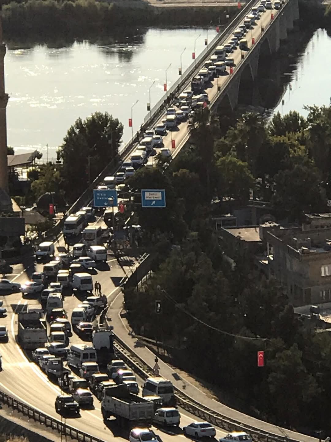 Sürücüler dikkat! Otoban geçişleri ücretsiz ama trafik kilitlendi
