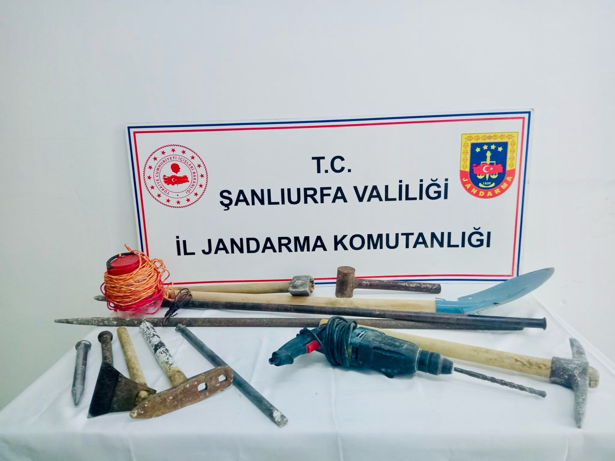 LASTİGİ PATLAYAN ARAÇTAN ÇALINTI KABLO ÇIKTI