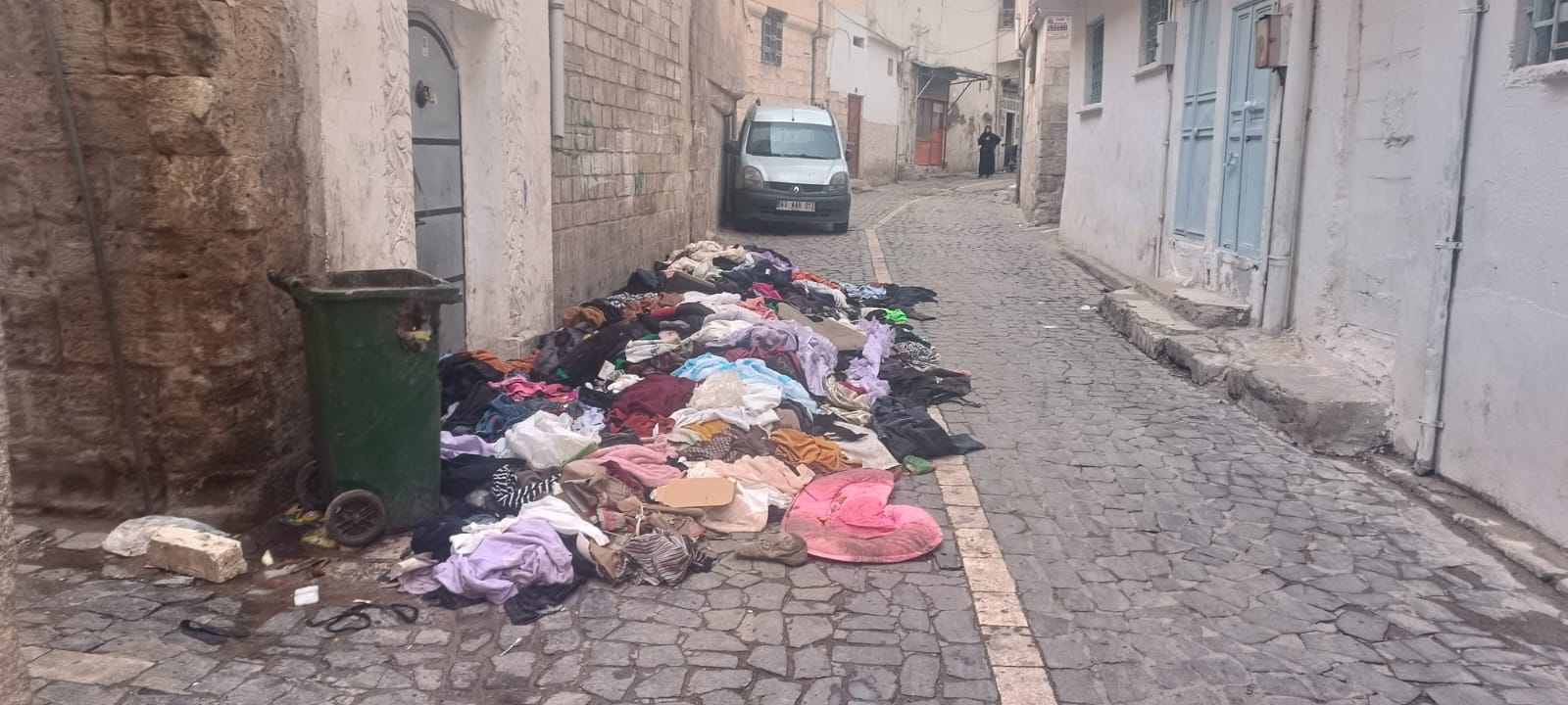 Şanlıurfa Sokaklarında Gizemli Giysi Yığını: Kim Bıraktı? 