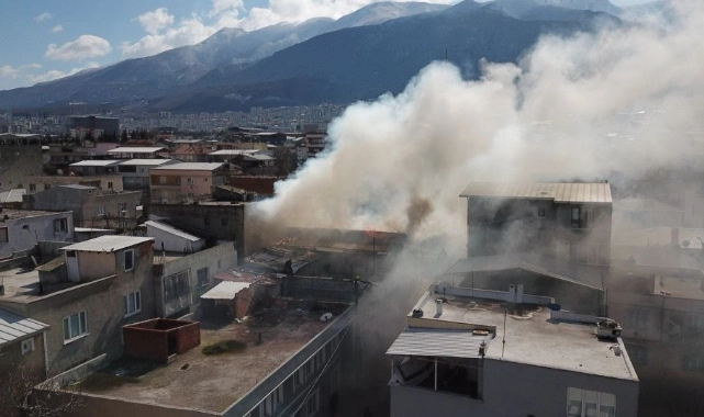 Bursa'da korkutan yangın! 3 katlı binanın terası alevlere teslim oldu
