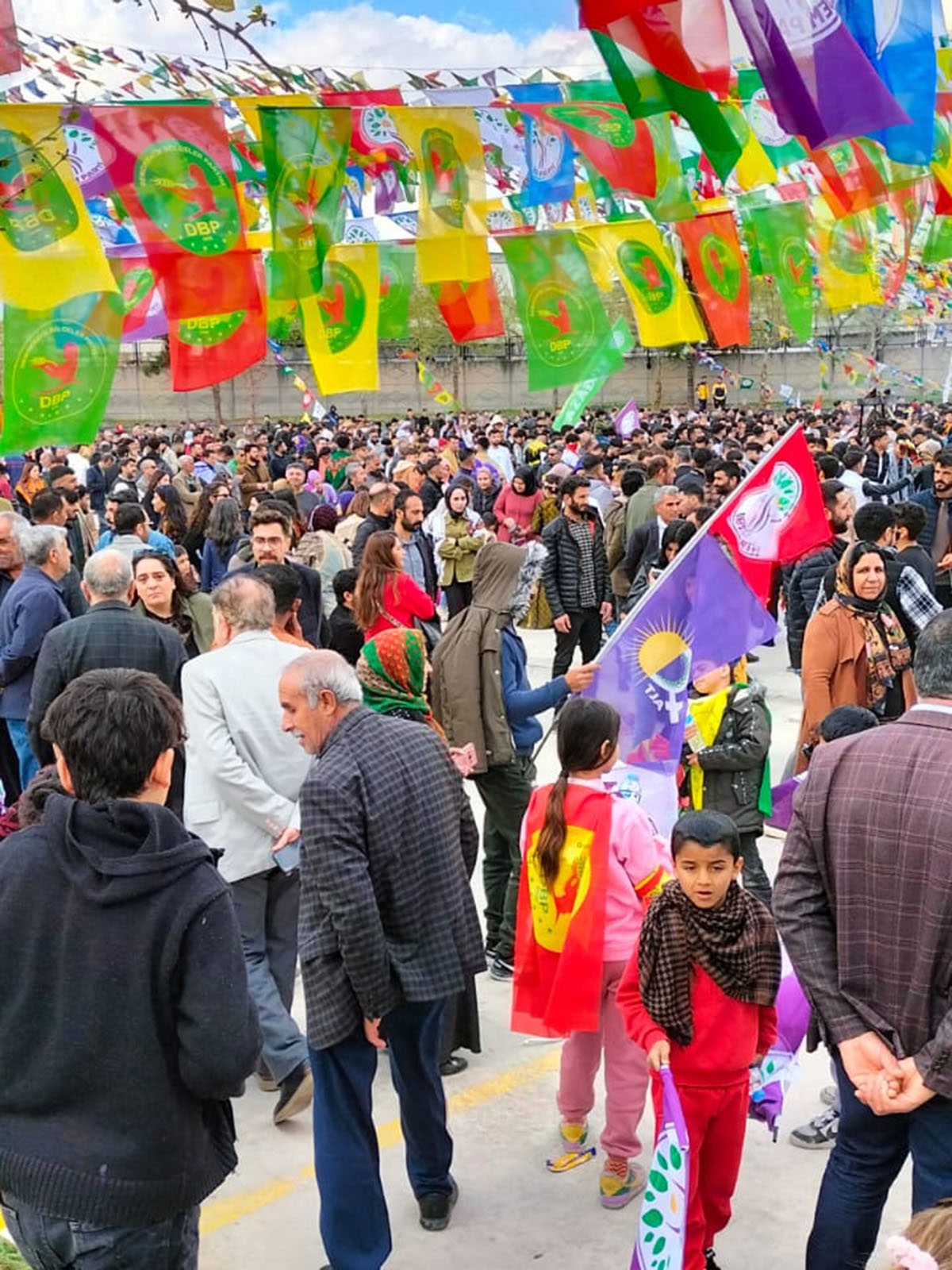 ŞANLIURFA’DA  NEWROZ BAYRAMI’NA BİNLERCE KİŞİ KATILIM SAĞLADI
