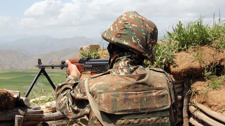 Azerbaycan Ordusu mevzileri ateş altında