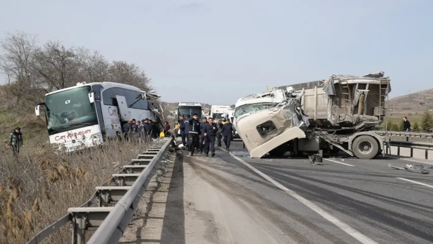  Bilecik  Eskişehir karayolu'nda  tır yolcu otobüsüne çarptı, çok sayıda yaralı var