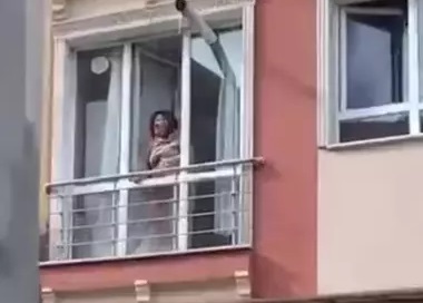 Eşi ile 5 yaşındaki kayınbiraderini bıçakladı; kadının pencereye çıkıp yardım istemesi kamerada