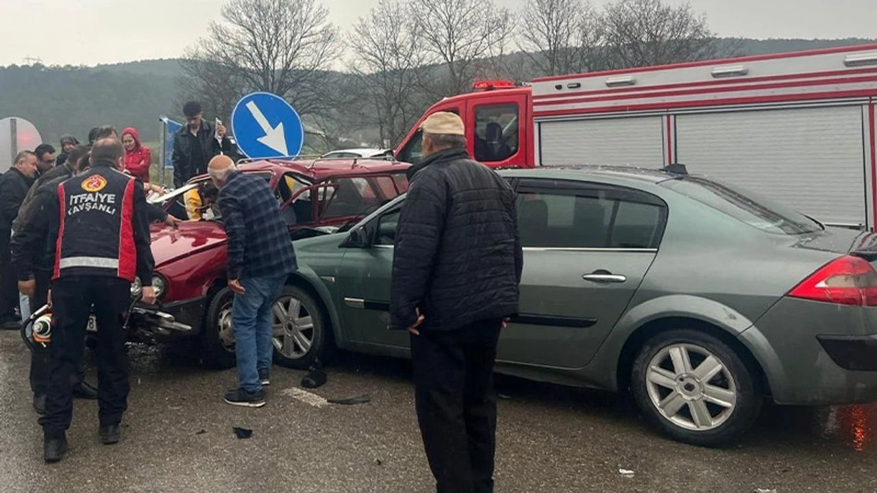 Kütahya'da iki otomobil çarpıştı: 1ölü, 2 yaralı
