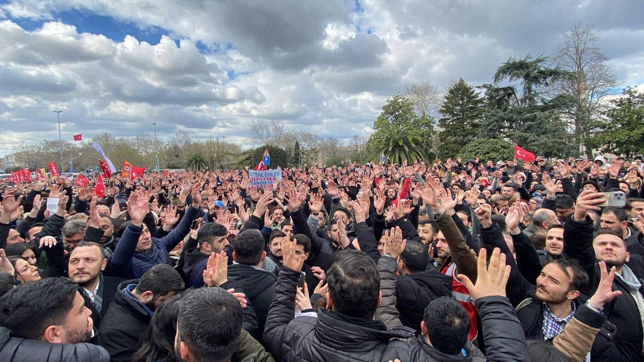 On binlerce kişi İmamoğlu'na destek için Saraçhane'de buluştu