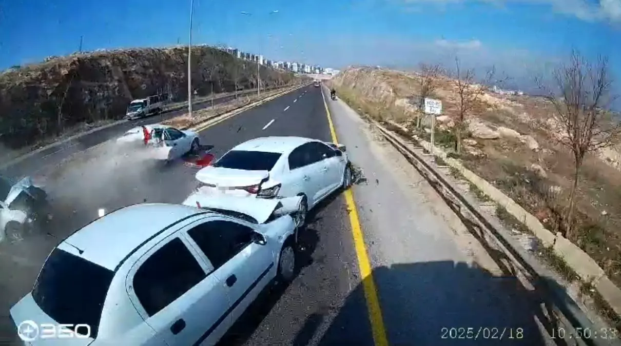 ŞANLIURFA EYYÜBİYE ÇEVRE YOLUNDA  ZİNCİRLEME TRAFİK KAZASI 