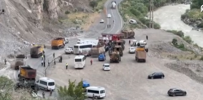 Hakkari'de midibüs devrildi: 12 asker yaralı