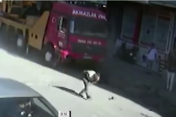 Bahçelievler'de kamyon lastiği tamir sırasında patladı; lastikçinin ayağı kırıldı