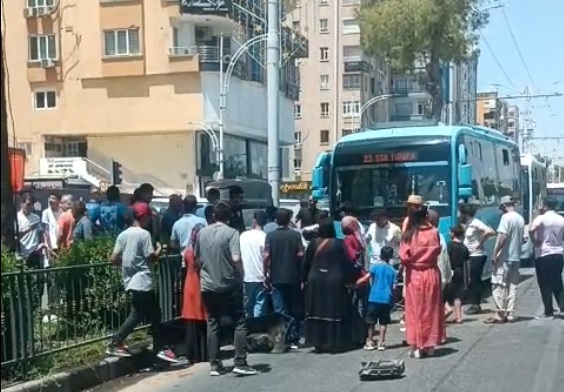 Kırmızı Işıkta Geçen otomobil'e halk otobüsü çarptı