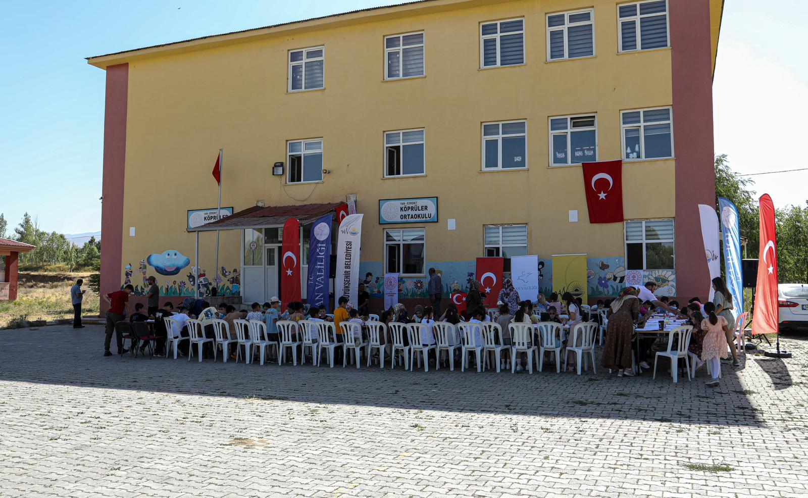 ÇOCUKLAR HAYALLERİNDEKİ DÜNYAYI RESMETTİ 