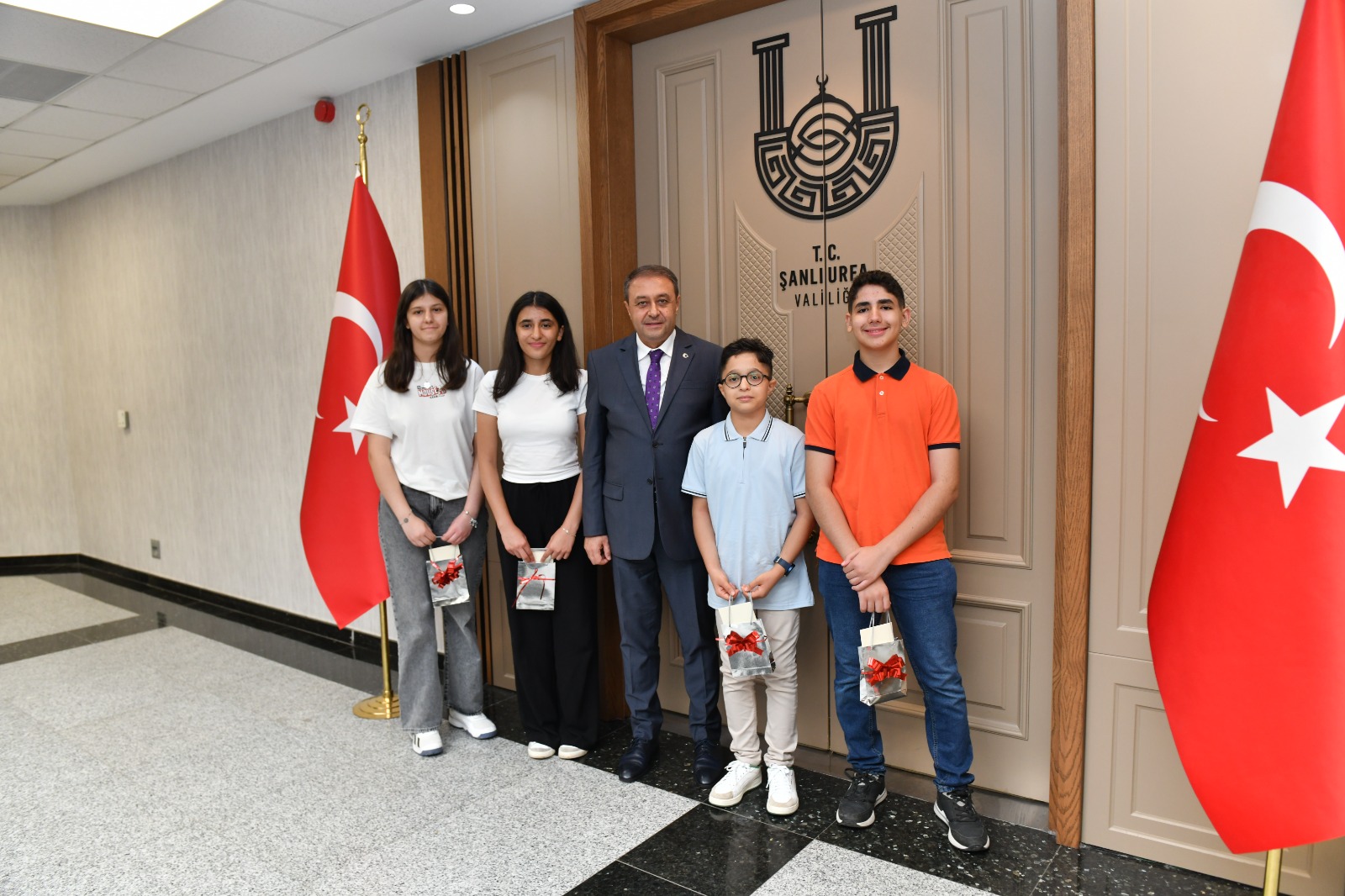 VALİ ŞILDAK BİRİNCİLERİ AĞIRLADI