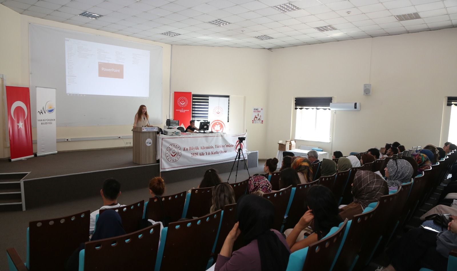 VAN BÜYÜKŞEHİR BELEDİYESİ’NDEN “AİLE VE HUKUK” KONULU SÖYLEŞİ