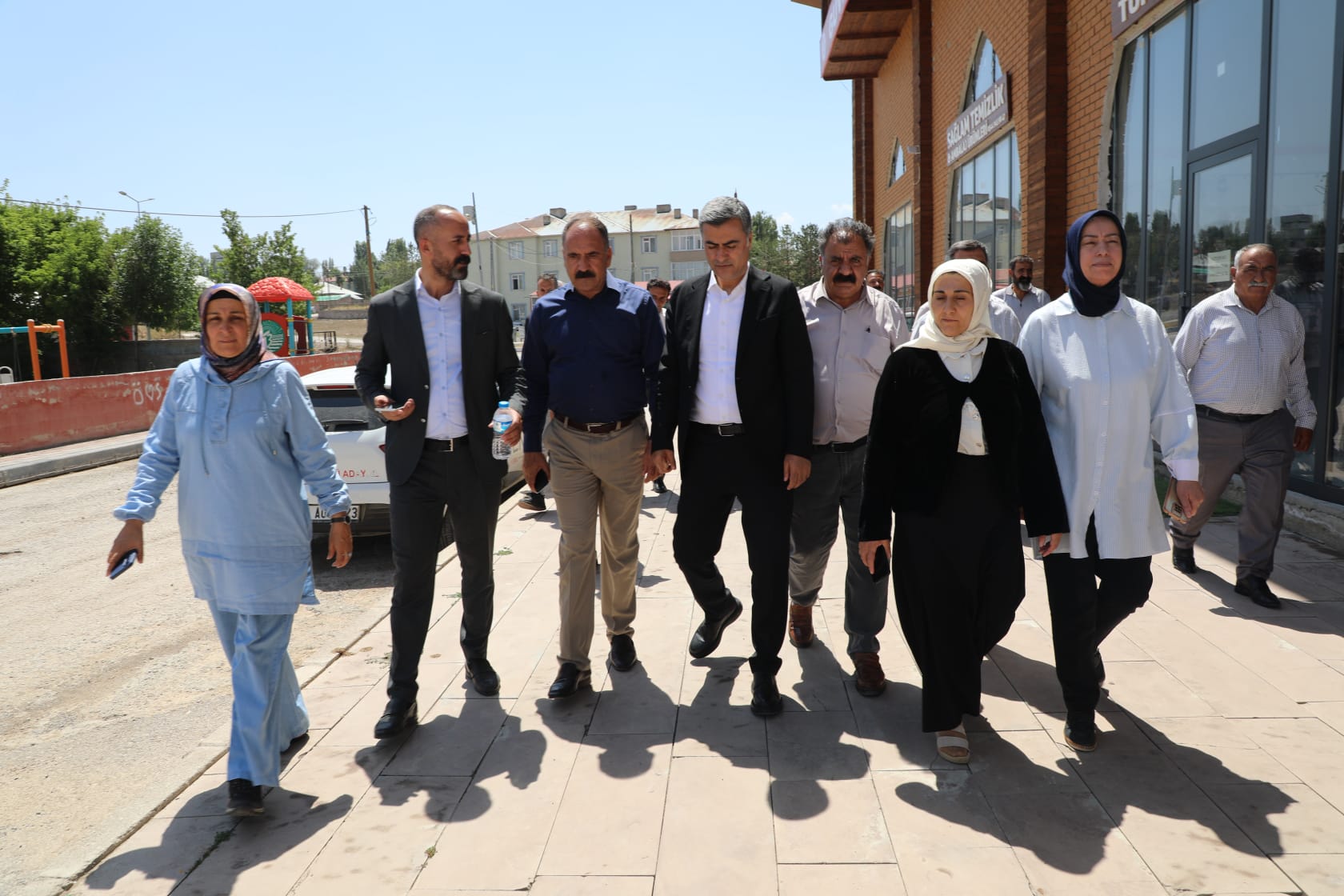 Eşbaşkan Zeydan ve beraberindeki heyet dün Saray ve Özalp İlçesinde yaşanan sel felaketi sonucu mağdur mahalleliyi ziyaret ederek dayanışma gösterdi.