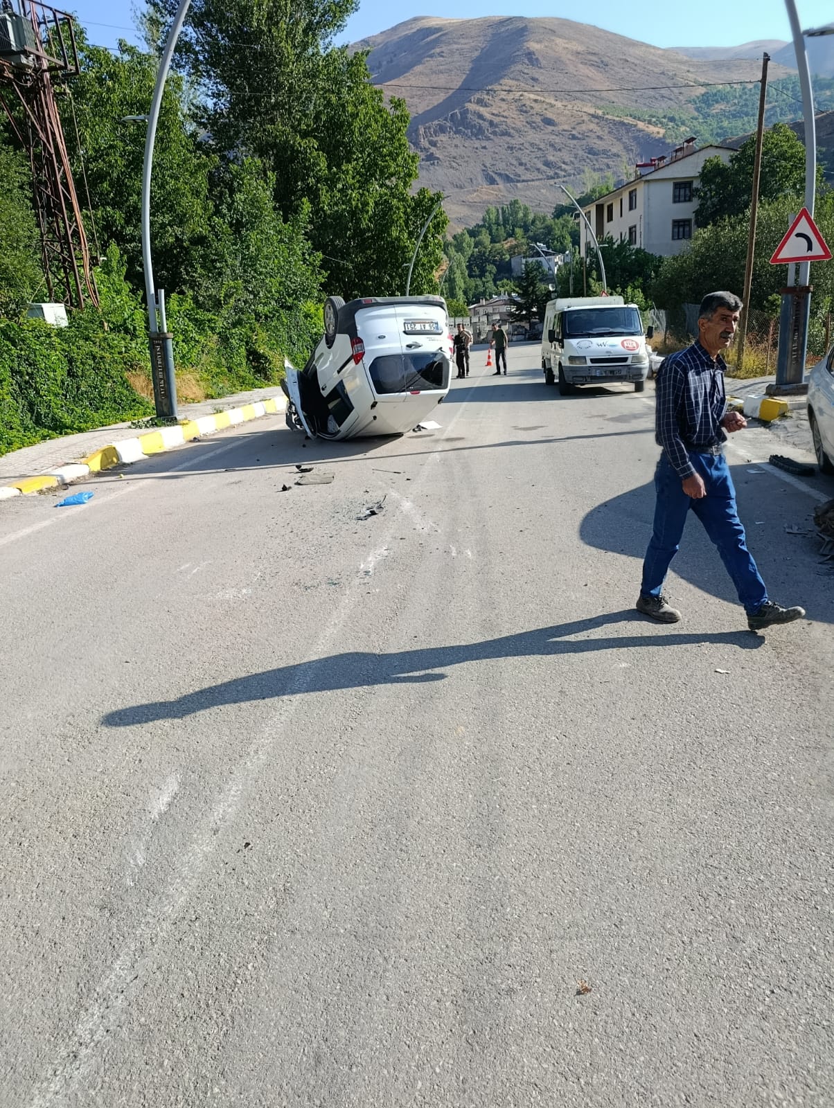 Ehliyetsiz sürücü park halindeki araca çarparak ters döndü
