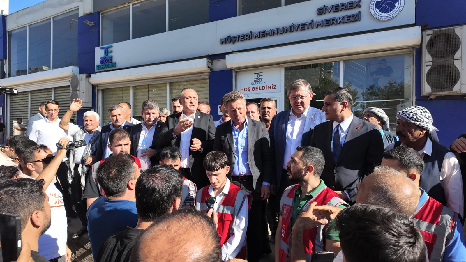 CHP MİLLETVEKİLİ HEYETİ SİVEREK'TE ÇİFTÇİLERLE BULUŞTU, DEDAŞA YÜRÜDÜ!