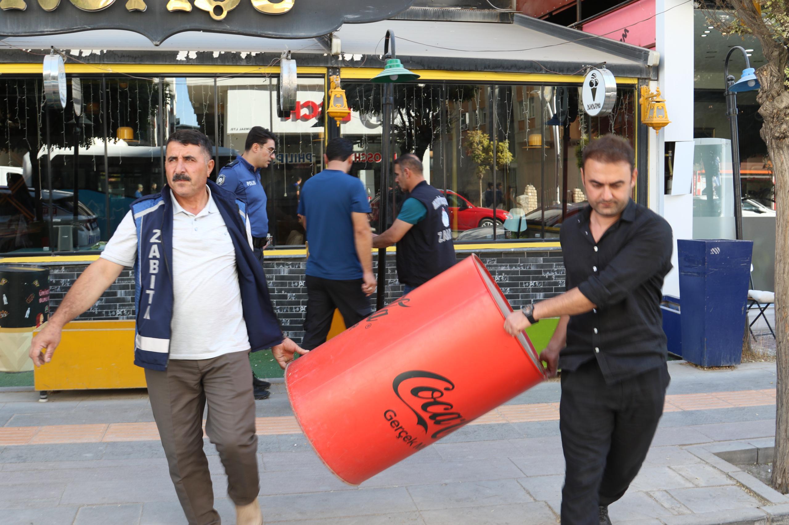 VAN BÜYÜKŞEHİR BELEDİYESİ KALDIRIM VE YOLLARA BIRAKILAN ÜRÜNLERİ TOPLATTI