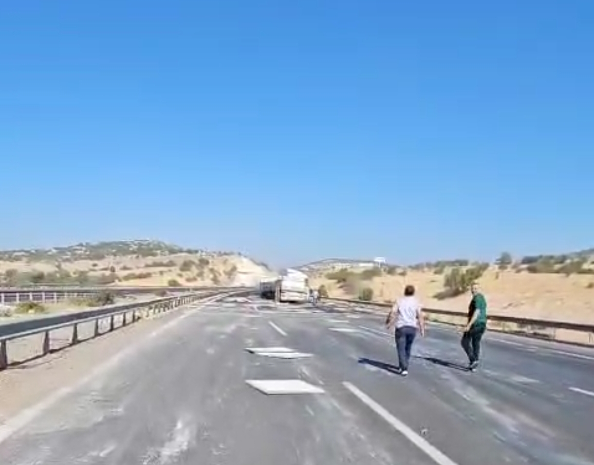 Antep-Adana Otoyolunda Kaza: Tır Sürücüsü Yaralandı, olayı gören bir Sürücü Olayı Kaydetti*