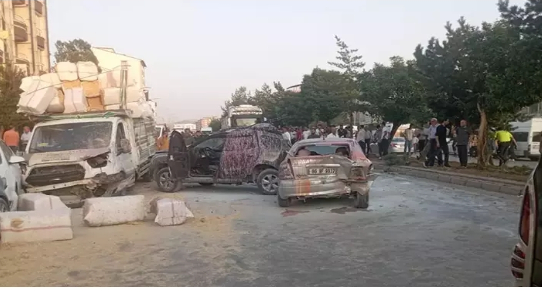 Bitlis'te freni boşalan TIR, 10 araca çarptı