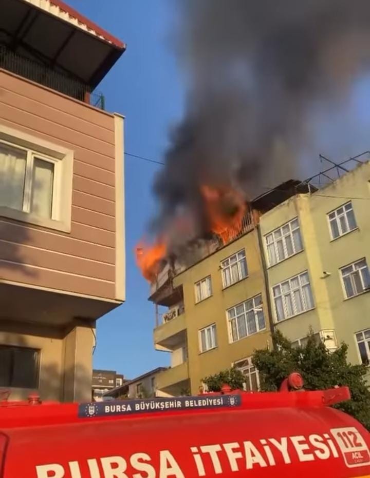 Bursa'daki Yıldırım Mahallesindeki Yangına İtfaiye Anında Müdahele Etti.